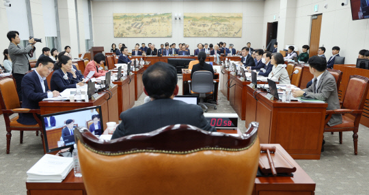 13일 국회에서 열린 동북아역사재단, 한국학중앙연구원, 한국연구재단 등에 대한 국회 교육위원회의 국정감사 모습. 연합뉴스.